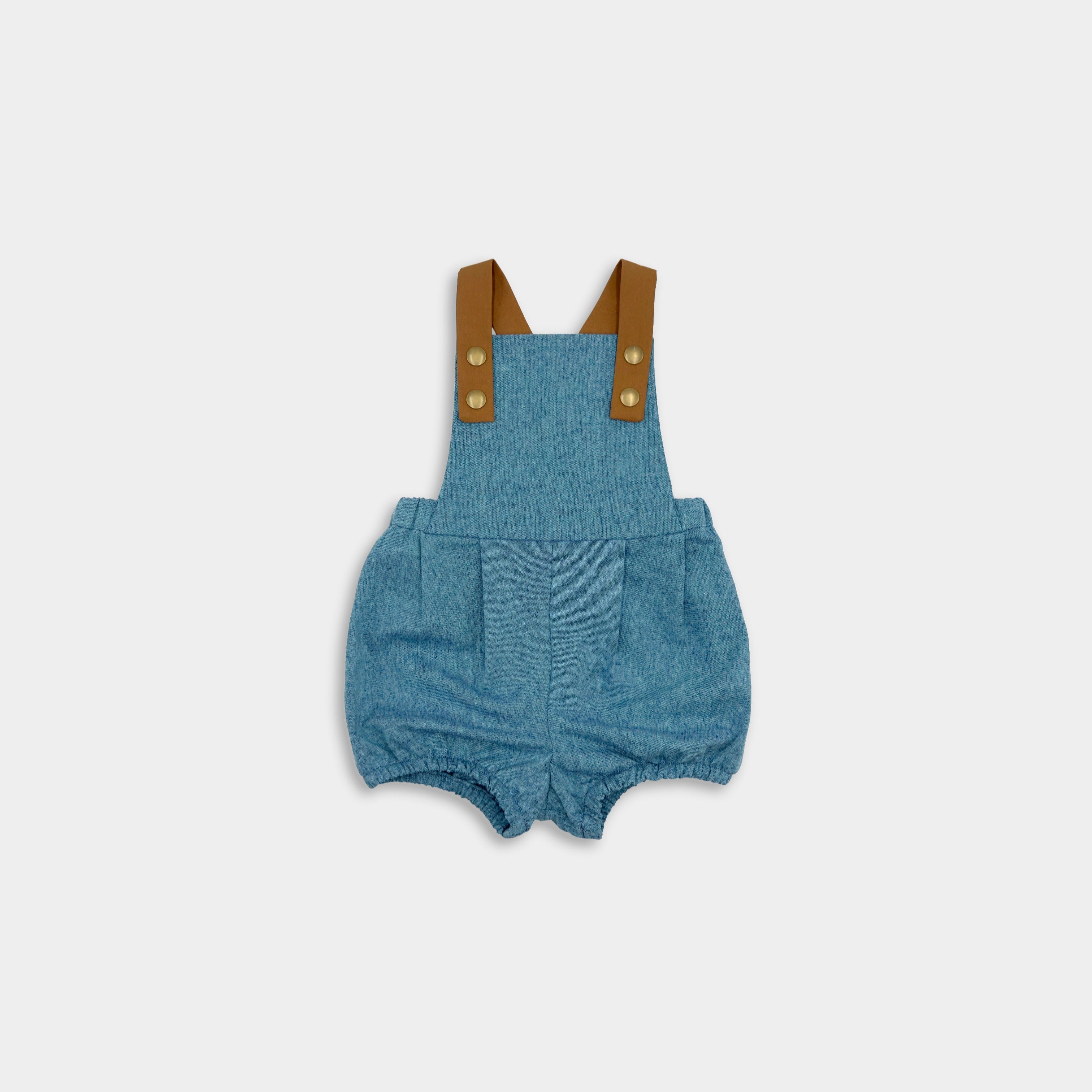 Update your child’s summer wardrobe with our handmade linen bubble romper in Blue Jay. This gender-neutral romper is ideal for playtime and includes adjustable straps for a customizable fit, elasticized legs for easy movement during summer activities, and a timeless style that is perfect for any occasion.