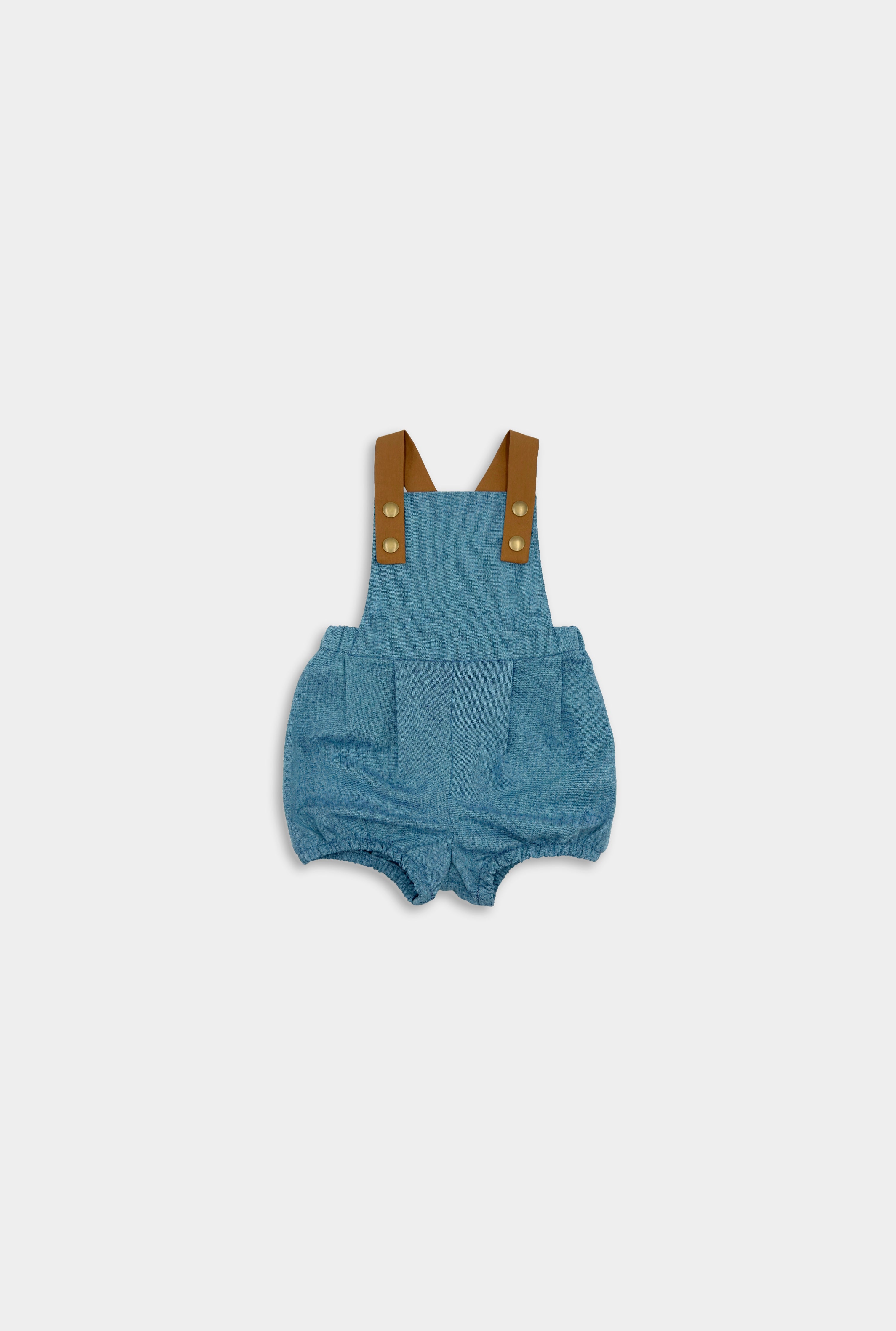 Update your child’s summer wardrobe with our handmade linen bubble romper in Blue Jay. This gender-neutral romper is ideal for playtime and includes adjustable straps for a customizable fit, elasticized legs for easy movement during summer activities, and a timeless style that is perfect for any occasion.